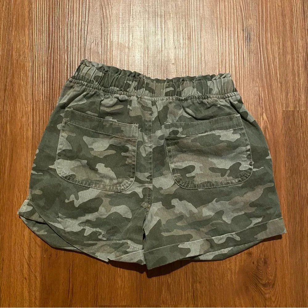 Camo Shorts pull on size 8 rolled hem elastic‎ waist drawstring